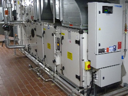 Přívod vzduchu v sedmi zařízeních RLT v suterénu se zvlhčuje hybridními zvlhčovači Condair.